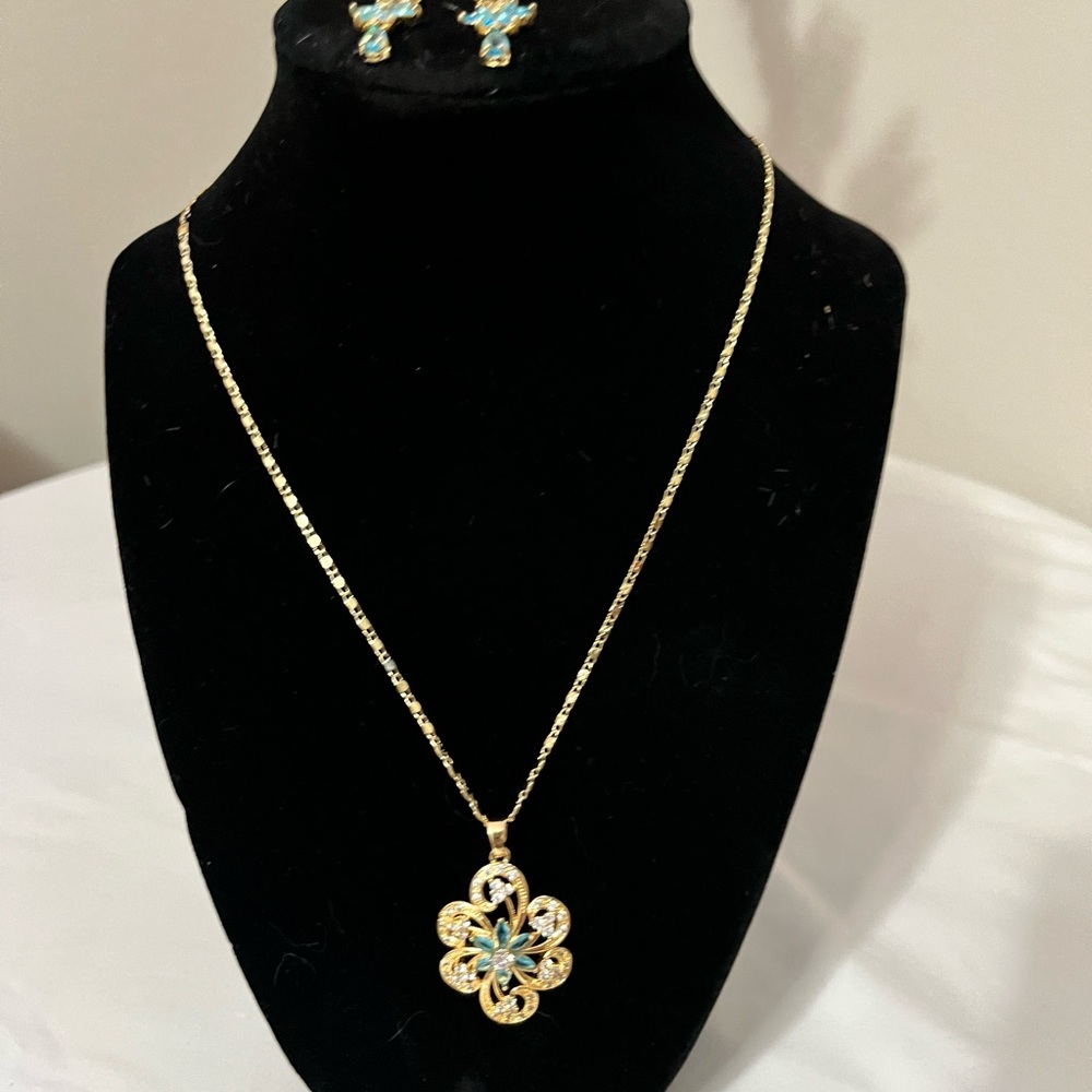 Elegant Gold and Blue Pendant Necklace Set